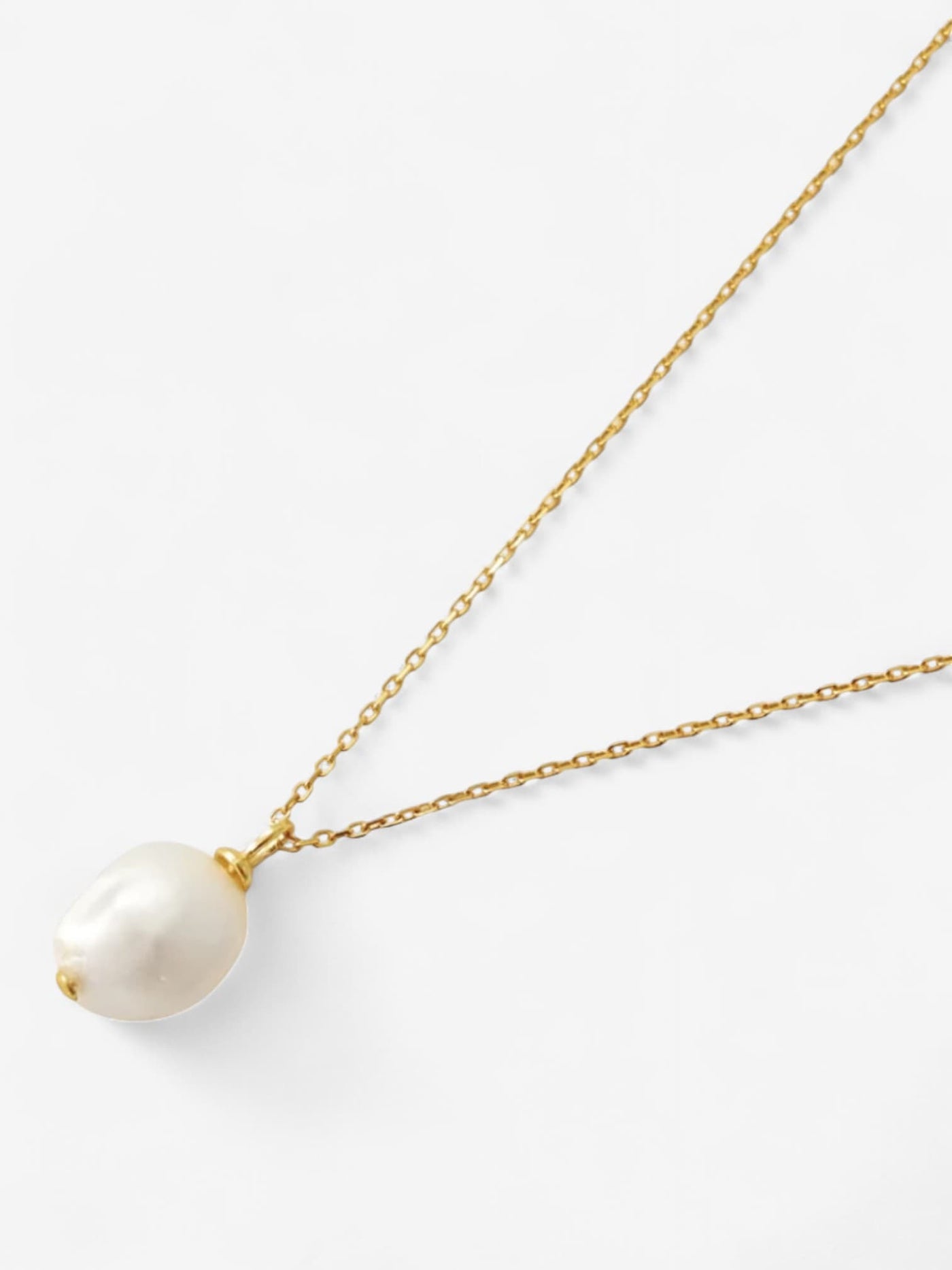 ISLA PEARL | COLLAR CON PERLA NATURAL Y DISEÑO FLUIDO EN ORO