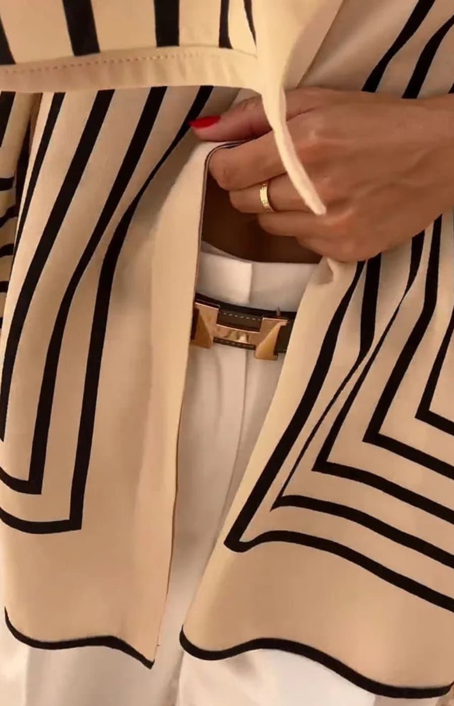 INES | CAMISA ELEGANTE A RAYAS CON CAÍDA FLUID