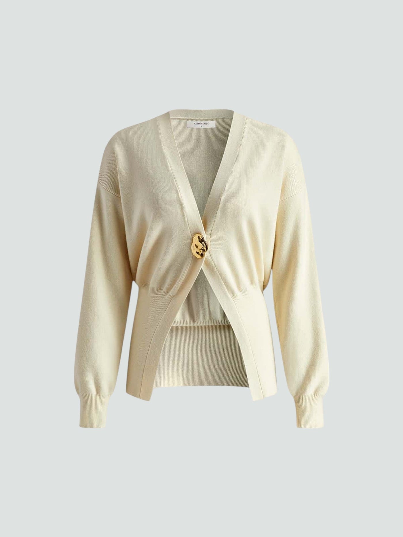 SOFÍA | CÁRDIGAN ENTALLADO CON BOTÓN ESCULTÓRICO