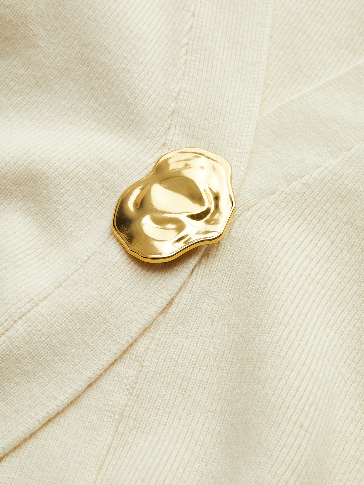 SOFÍA | CÁRDIGAN ENTALLADO CON BOTÓN ESCULTÓRICO