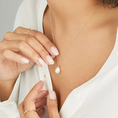 ISLA PEARL | COLLAR CON PERLA NATURAL Y DISEÑO FLUIDO EN ORO