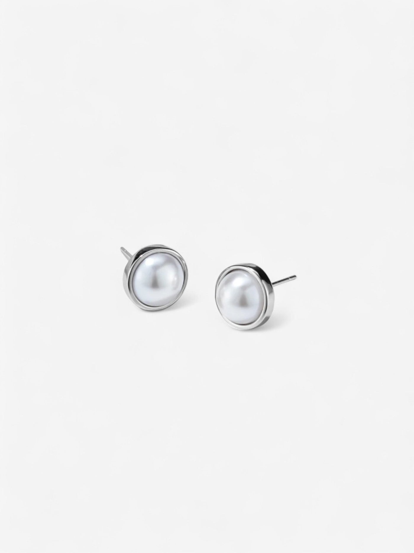 PEARL SHINE | PENDIENTES DE BOTÓN CON BRILLO NATURAL DE PERLA