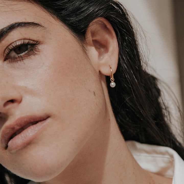 PEARL HOOPS | AROS DELICADOS CON FUERZA INTERIOR