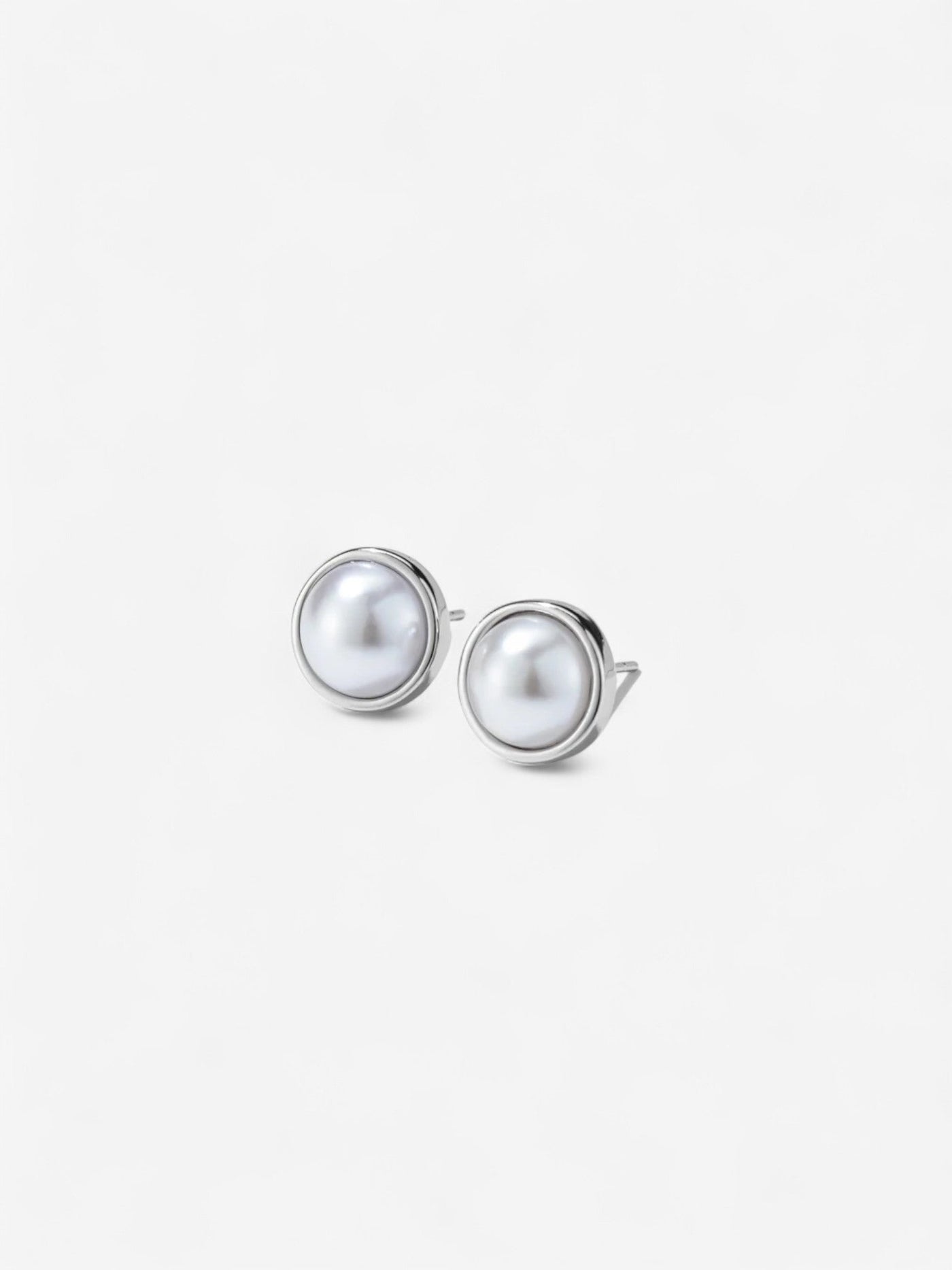 PEARL SHINE | PENDIENTES DE BOTÓN CON BRILLO NATURAL DE PERLA