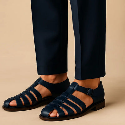 Sandalia cerrada con correa