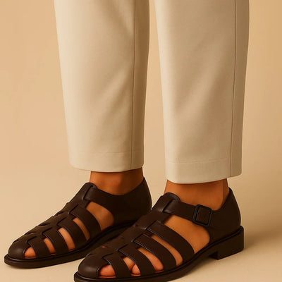 Sandalia cerrada con correa