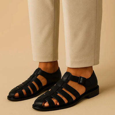 Sandalia cerrada con correa