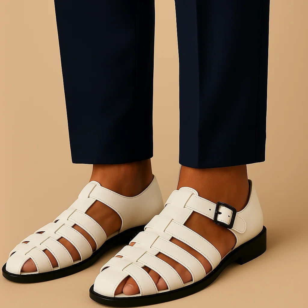 Sandalia cerrada con correa