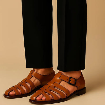 Sandalia cerrada con correa